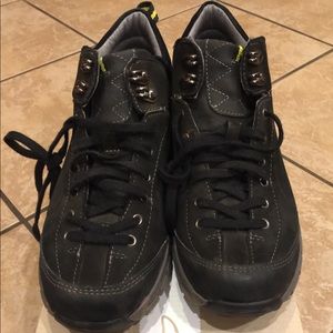 Clark’s Women’s 8M ankle Hiking Shoes-Water resist